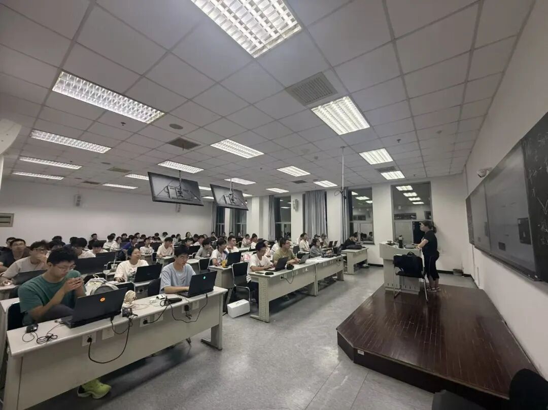 點(diǎn)燃興趣，賦能未來 人工智能學(xué)院“職業(yè)能力+興趣”微課火熱開啟，聚焦教學(xué)軟件開發(fā)